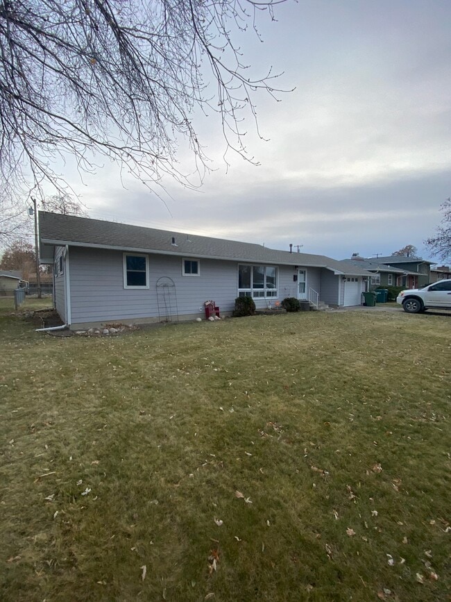 Building Photo - 2304 Hewitt Dr