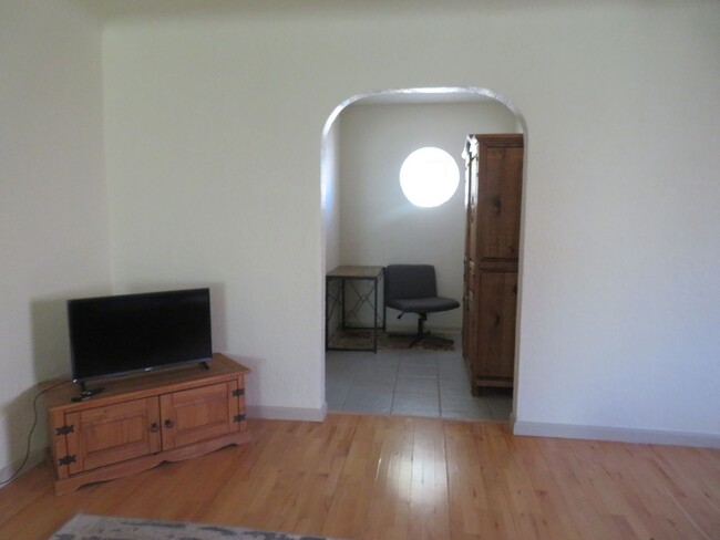 Building Photo - Furnished 2 Bedrooms, 1 Bath Home For Rent