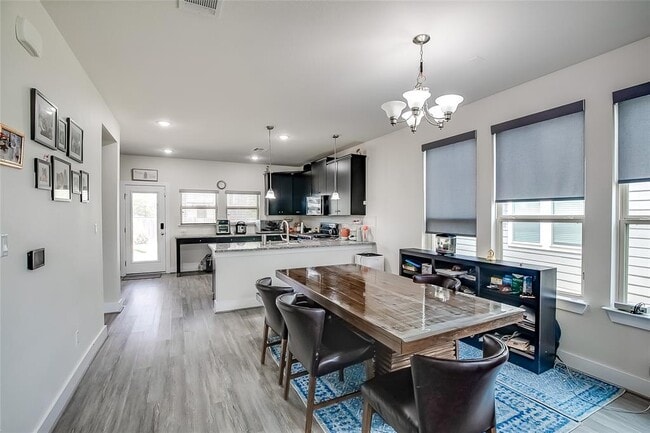 Building Photo - 15912 Cadoz Dr