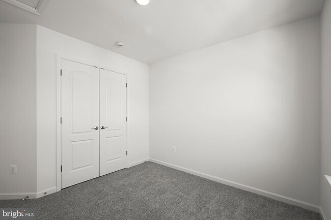 Building Photo - 643 Eastland Row