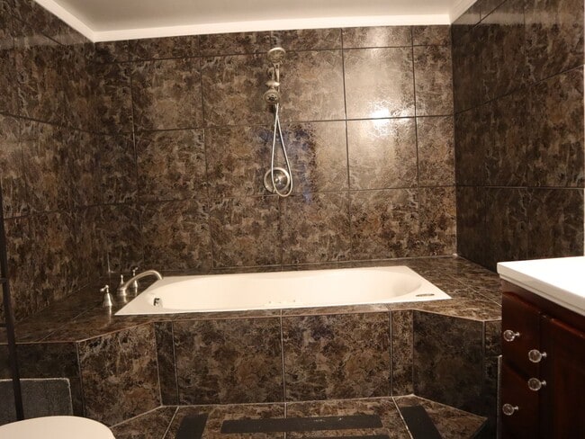 Building Photo - CONDO 2Bedroom 2 Bath MOVE IN READY CALL C...