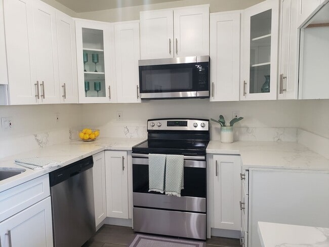 Primary Photo - Beautiful 1 Bedroom Apartment in Orange