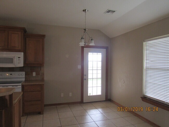 Building Photo - PET FRIENDLY WITH OWNER APPROVAL!!