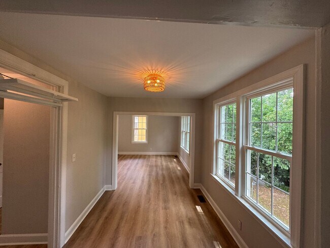 Building Photo - Historic Earlewood Bungalow
