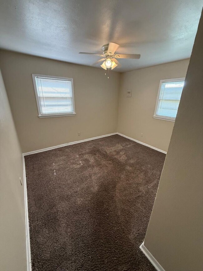 Building Photo - $0 First Month's Rent / $0 Deposit at Move-in
