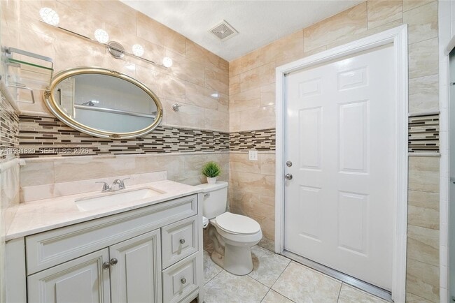 Building Photo - 2875 NW 9th Ct