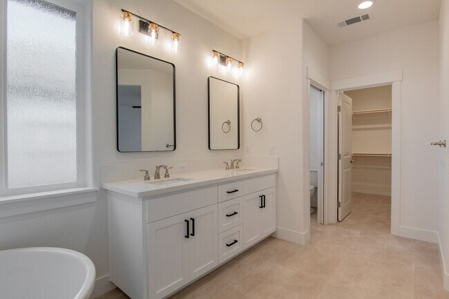 Building Photo - $500 MOVE IN SPECIAL OFF FIRST MONTHS RENT.