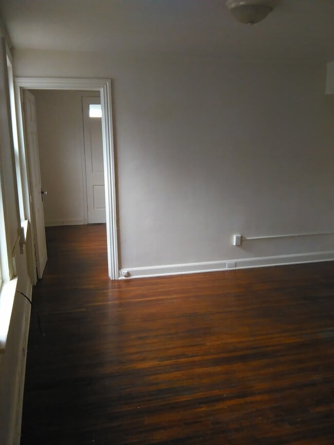 Building Photo - Video in pictures! 3rd Floor 1 Bedroom in Downtown York