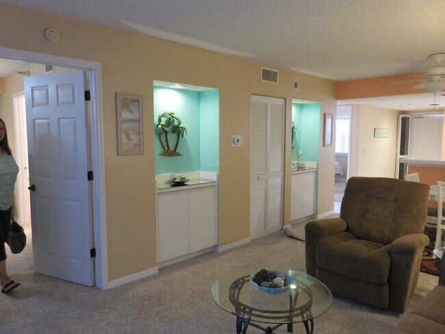 Building Photo - Turnkey 2/2 in a resort community golf and...
