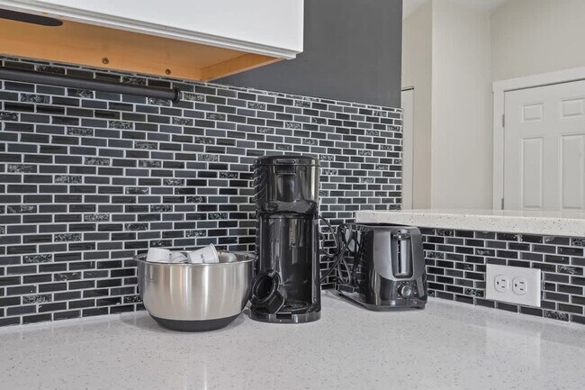 Building Photo - 1001 N Shamrock St