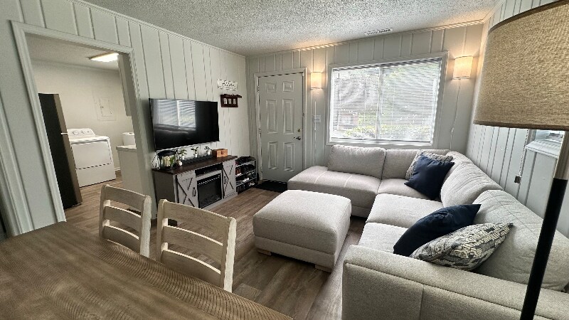 Building Photo - 2560 La Deara Crest Ln