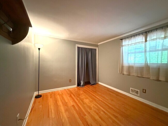 Building Photo - 908 Chestnut Ln