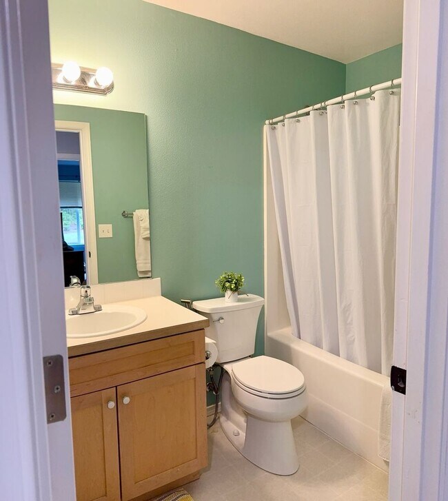 Building Photo - Silverdale 2 Story Home 4bed 2.5 bath