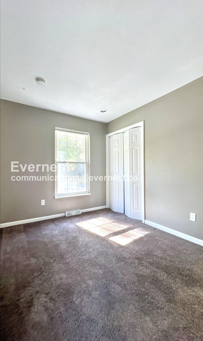 Building Photo - 4 Bed, 2 Bath Home with Garage / Pet-Frien...