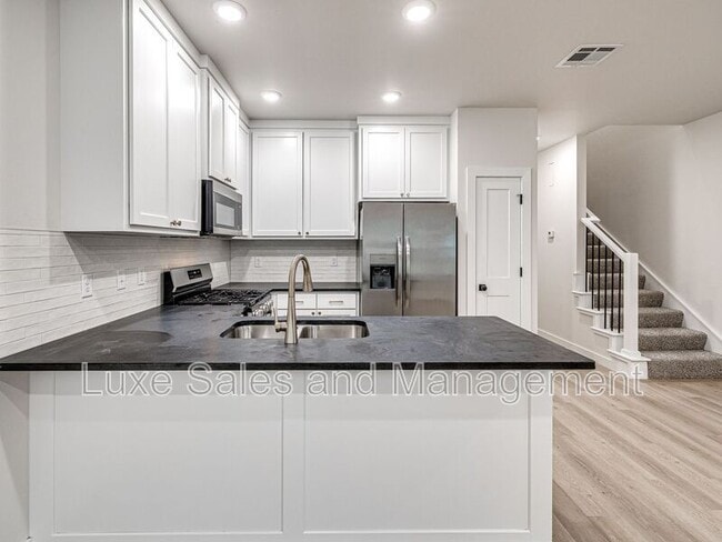 Building Photo - 612 W 2nd St