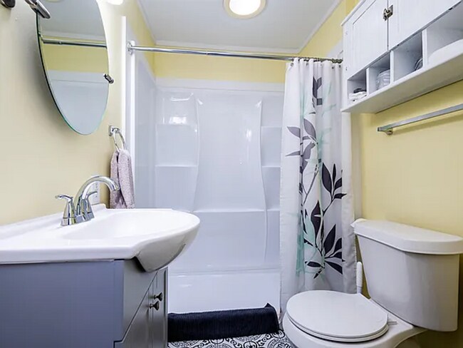 Building Photo - 2-bedroom, 1.0 bathroom Home within walkin...