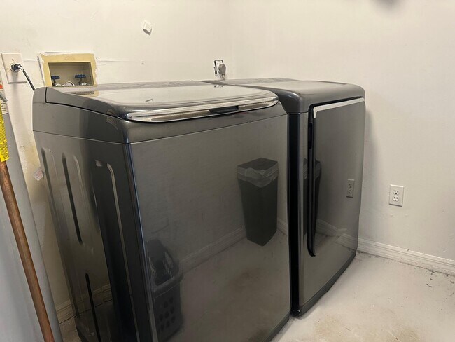 Building Photo - 717 Lake Wellington Dr