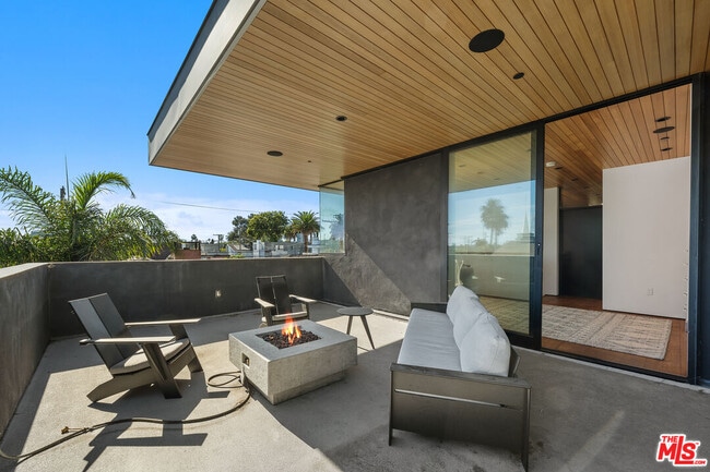 Building Photo - 303 Windward Ave