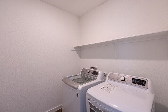 Building Photo - Modern 4 bedroom, 3 bathroom home in Canta...