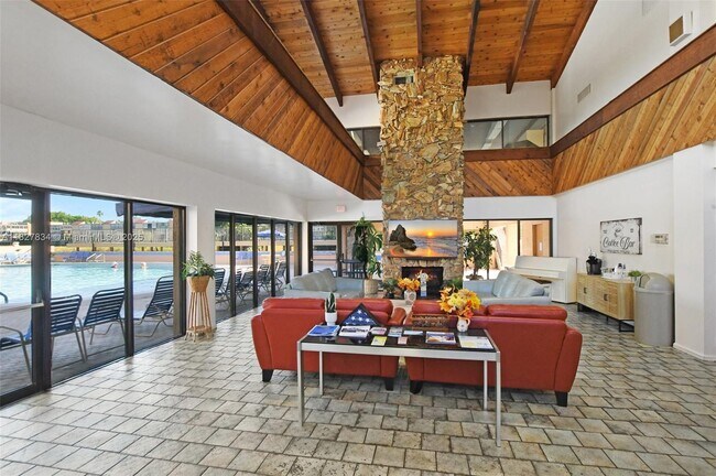 Building Photo - 7300 Lake Cir Dr
