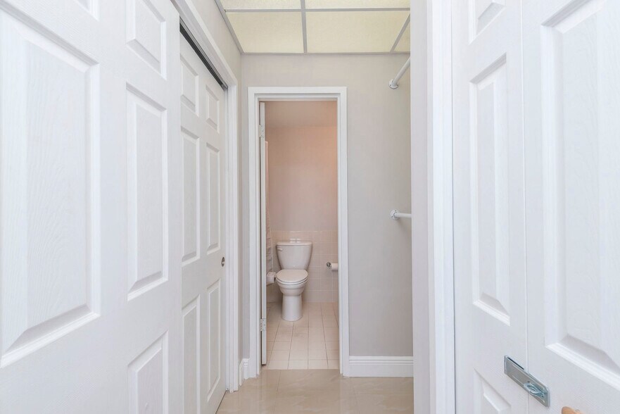 Building Photo - 3505 S Ocean Dr