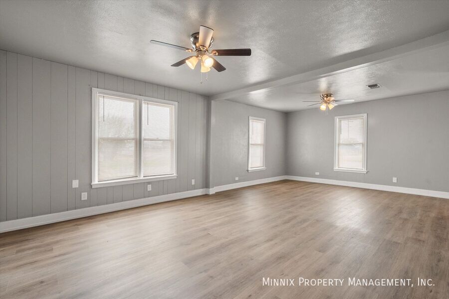 Building Photo - 1302 Ave. E (FS)-1