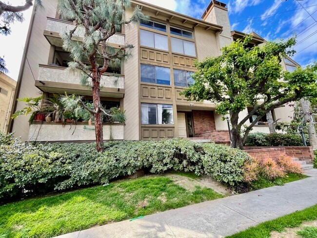 Building Photo - Spacious 2 Bedroom 2 Bath Condo in West LA