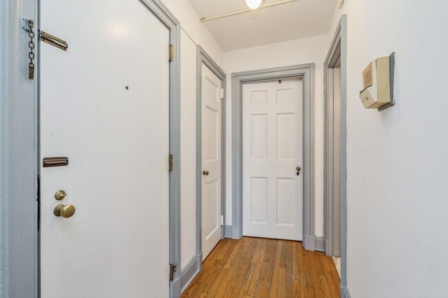 Foyer - 31 Palmer Sq W