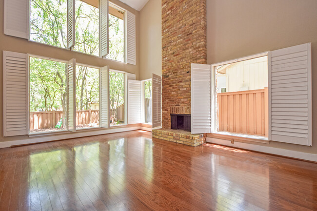 Building Photo - 3 Bedroom Townhouse - Northwest Hills