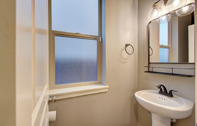 Building Photo - Charming 4 bd 2.5 ba Vancouver Home - Available Now!