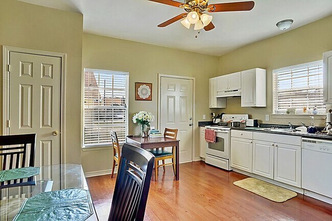 Building Photo - Charming Cottages for Rent in Waveland – 1...