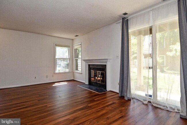 Building Photo - Charming and light-filled 1-bedroom, 1-bat...