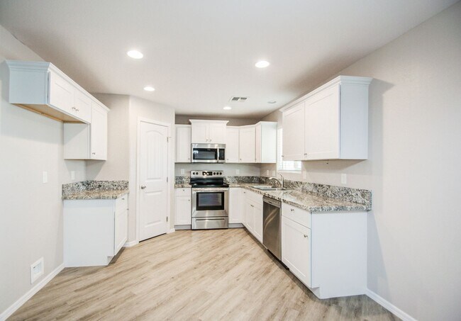 Building Photo - Large 1 + Acre Lot with 3 bedroom home in ...