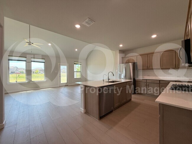 Building Photo - 405 Loganberry Dr
