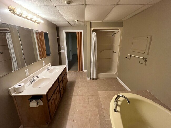 Building Photo - Spacious 4-Bedroom 3-Bathroom Brick Home in Arcadia Area
