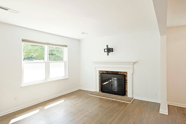 Building Photo - Pet-Friendly Duplex With Fenced Yard – Move-In Ready!