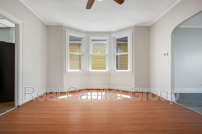 Building Photo - 305 Cable St