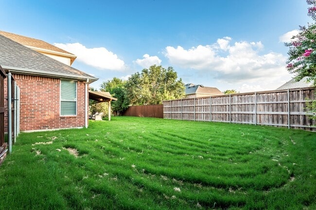 Building Photo - 915 Falcon Trail