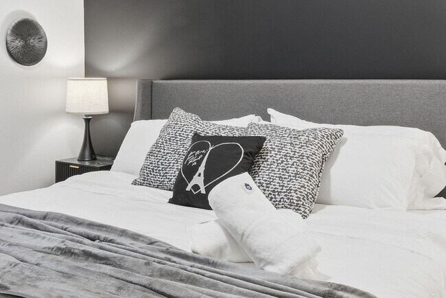 Building Photo - 6044 N Winthrop Ave