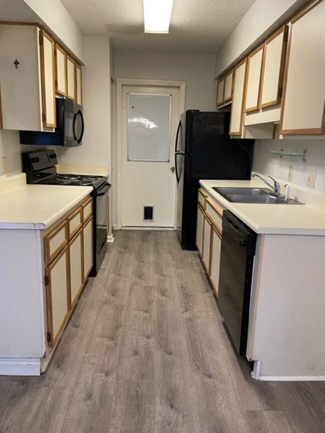 Building Photo - Cute 2 bedroom, 2 bath