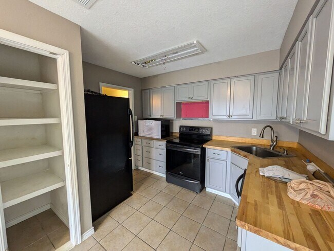 Building Photo - 1901 W Wildwood Ave