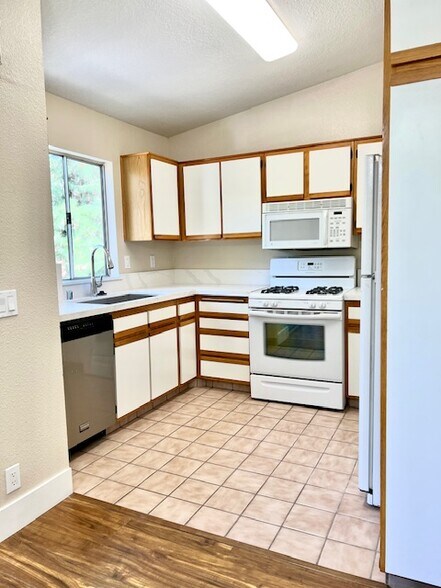 Building Photo - 7130 Woodlake Ave