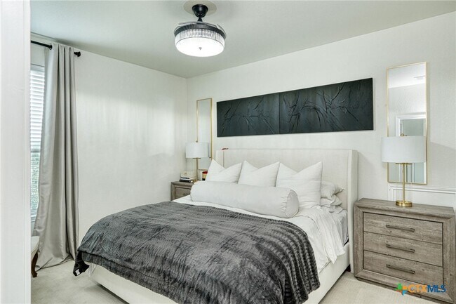 Building Photo - 7233 Menchaca Rd