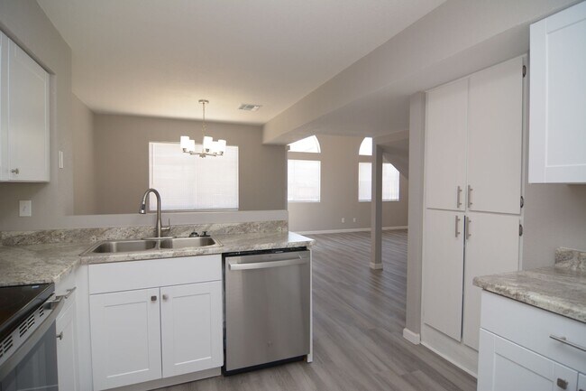 Building Photo - Remodeled 3 Bedroom 2.5 Bath House! West T...