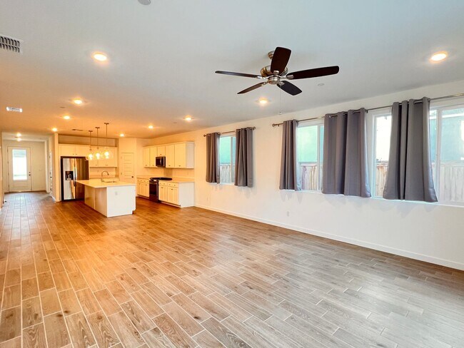 Building Photo - Northwest Bakersfield