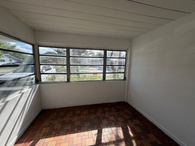 Building Photo - 903 SW 15th Ave