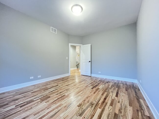 Building Photo - 974 Meadow Ln