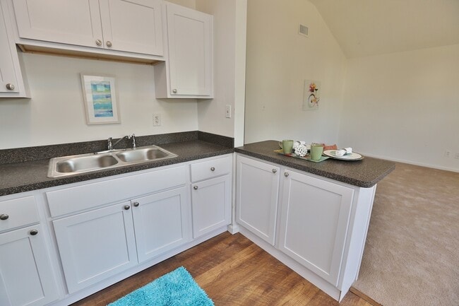 Building Photo - UPDATED & READY 07-14-25! 2-Bedroom 2nd Fl...