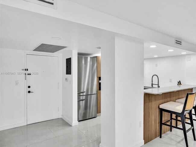 Building Photo - 10000 W Bay Harbor Dr