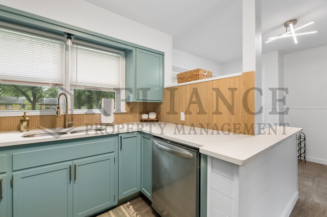 Building Photo - 211 E Meadowlark Rd